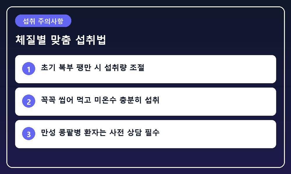 차분한 식탁에서 미온수와 함께 저속노화 잡곡밥을 천천히 섭취하는 건강한 식사 모습